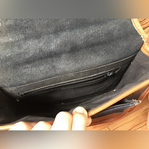 Dooney and Bourke purse in near perfect condition! - Picture 3 of 10